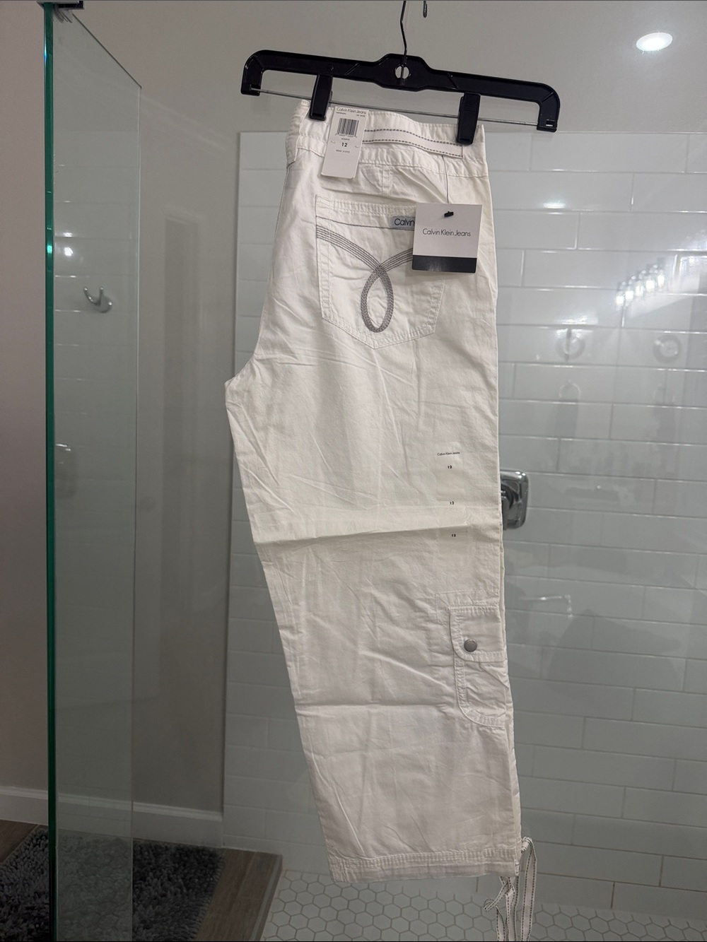 Calvin Klein Jeans Women’ White Cargo capri Pants with Utility Pockets